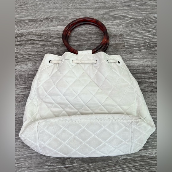 VINTAGE RARE — Chanel Bucket Bag with Tortoise Handle - Picture 9 of 12